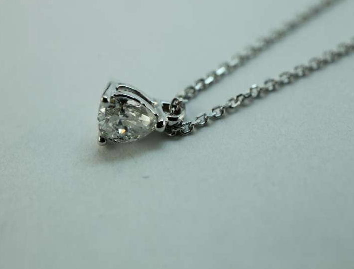 Collier or blanc et diamant