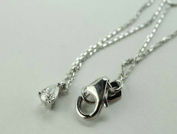 Collier or blanc et diamant